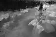 Woman-in-the-water-Fotokunst-vrouw-120-x-80-cm-NU-IN-SALE
