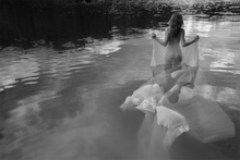 Woman-in-the-water-Fotokunst-vrouw